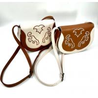 BOLSA COUNTRY COM TAMPA BORDADA DE COURO 